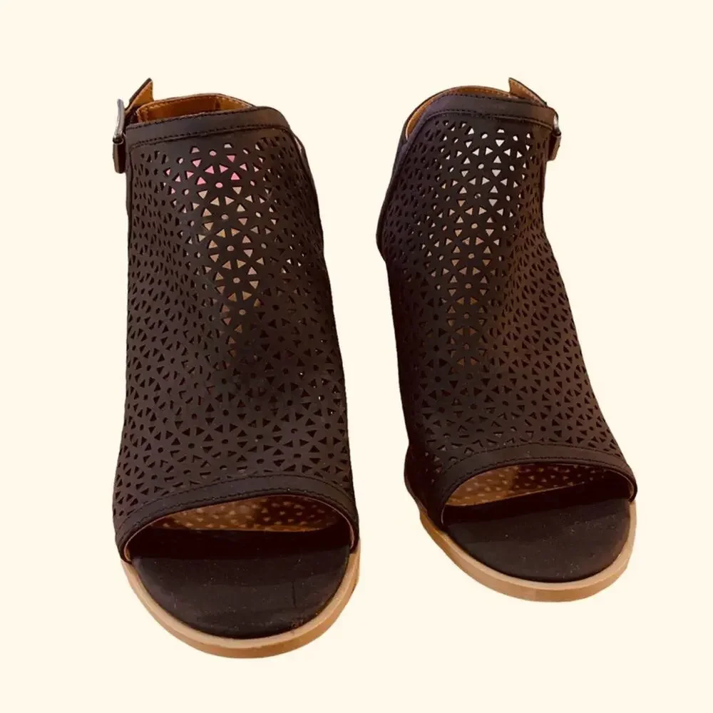 Universal‎ threads bootie shoes heels perforated uppers black size 10 - Picture 3 of 6